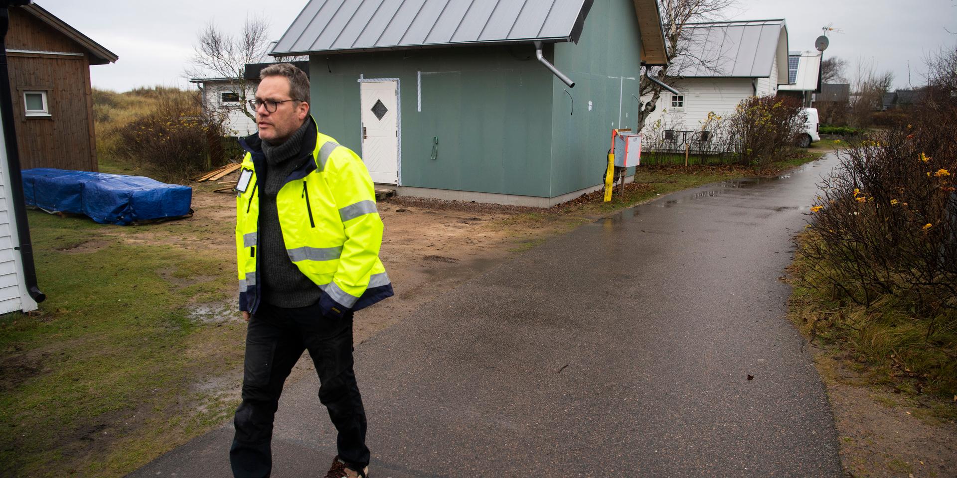 ”Fram tills slutbesked har meddelats är byggnadsverket att betrakta som en byggarbetsplats, som inte är säker att vistas på – men tydligen gäller inte den regeln om man själv jobbar som bygglovshandläggare”, säger byggkonsulten Mattias Karlsson.