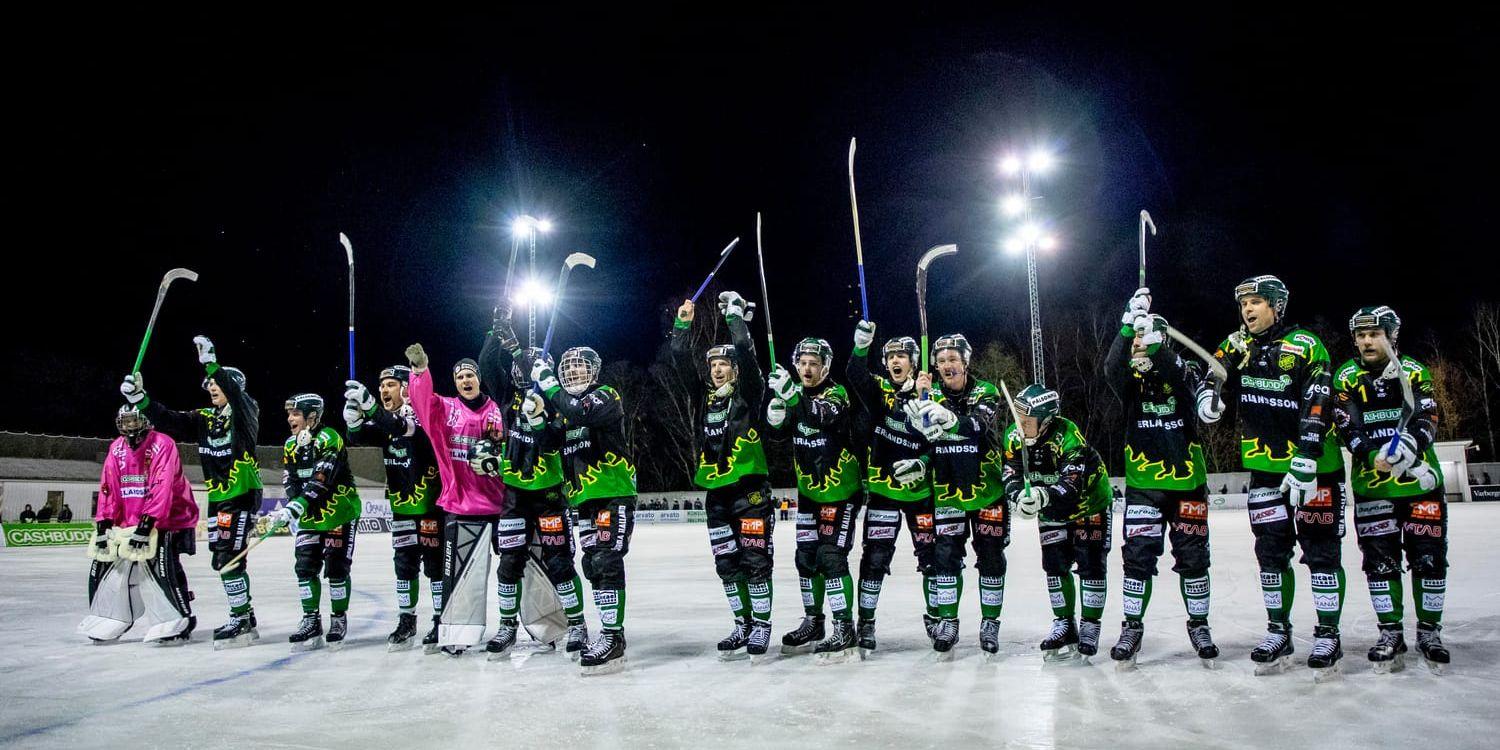 Frillesås jublar efter 3–0-segern mot Motala i den halländska klubbens första elitseriematch någonsin på hemmaplan.