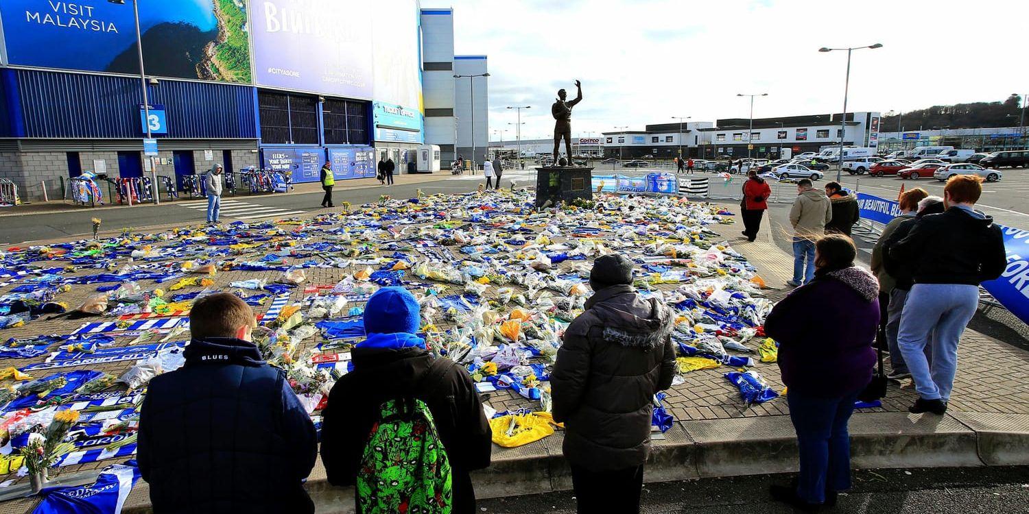 Fotbollsfans hedrar Emiliano Sala utanför Cardiffs hemmaarena. Bild från i helgen.