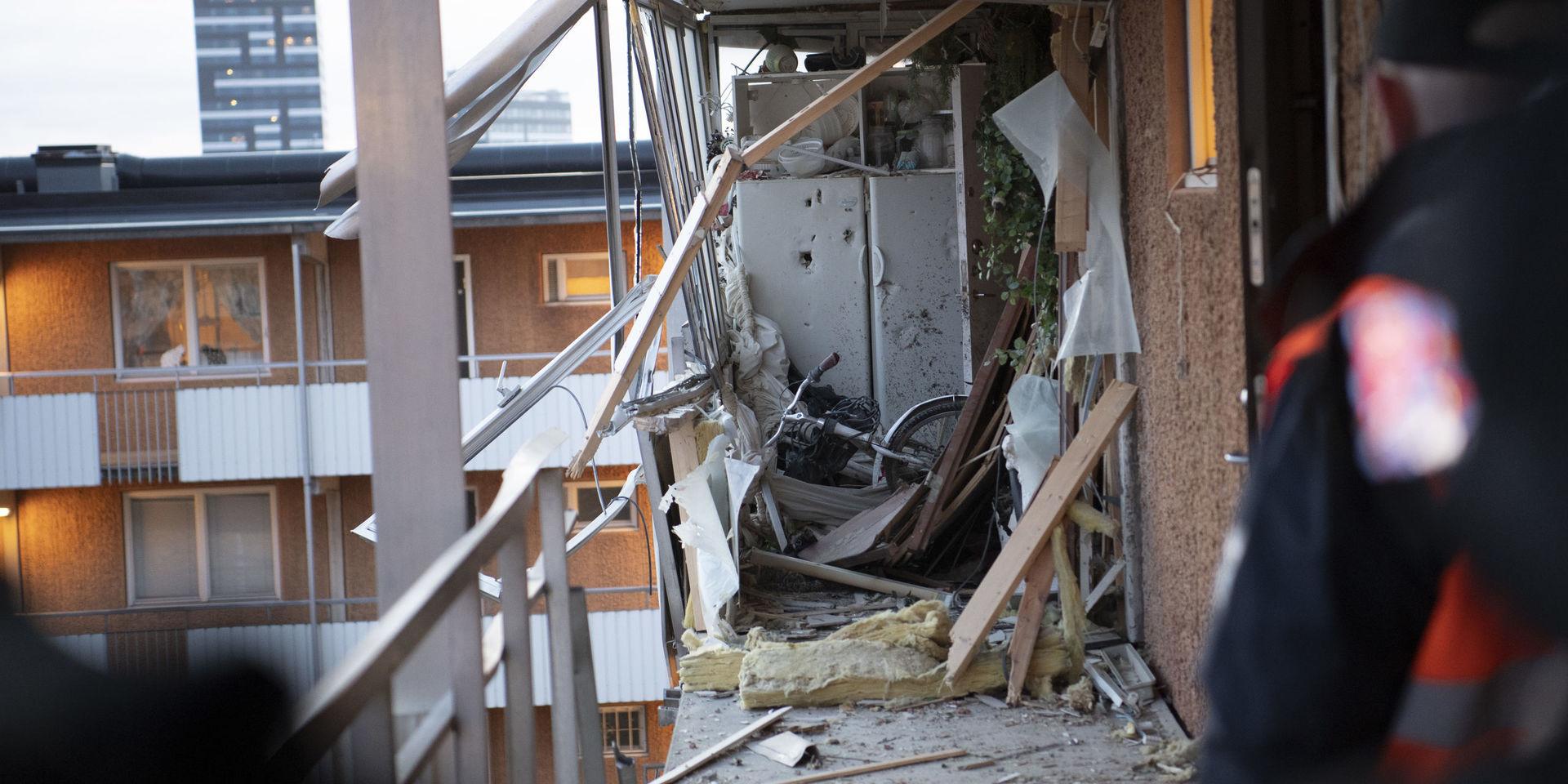 Explosionen i Husby orsakade omfattande skador på fastigheten och en mängd fönster skadades på innergården.