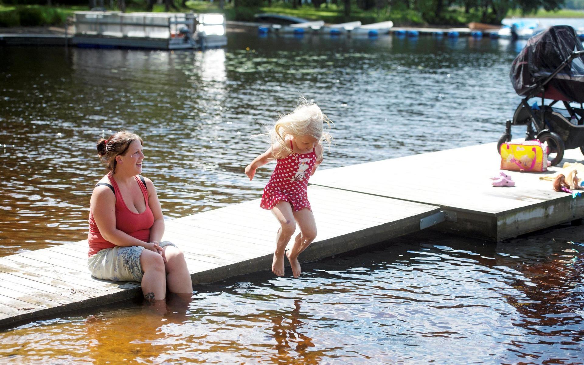 Mamma Mimmi Åkvist håller koll på Ellen Åkvist när hon badar ifrån bryggan i Jälluntofta. Här håller de till stora delar av somrarna. Eftersom de bor i Veinge resten av året tycker de att det är mysigt att byta saltvatten och maneter mot sötvatten och skog när det är dags för sommar och semester. 