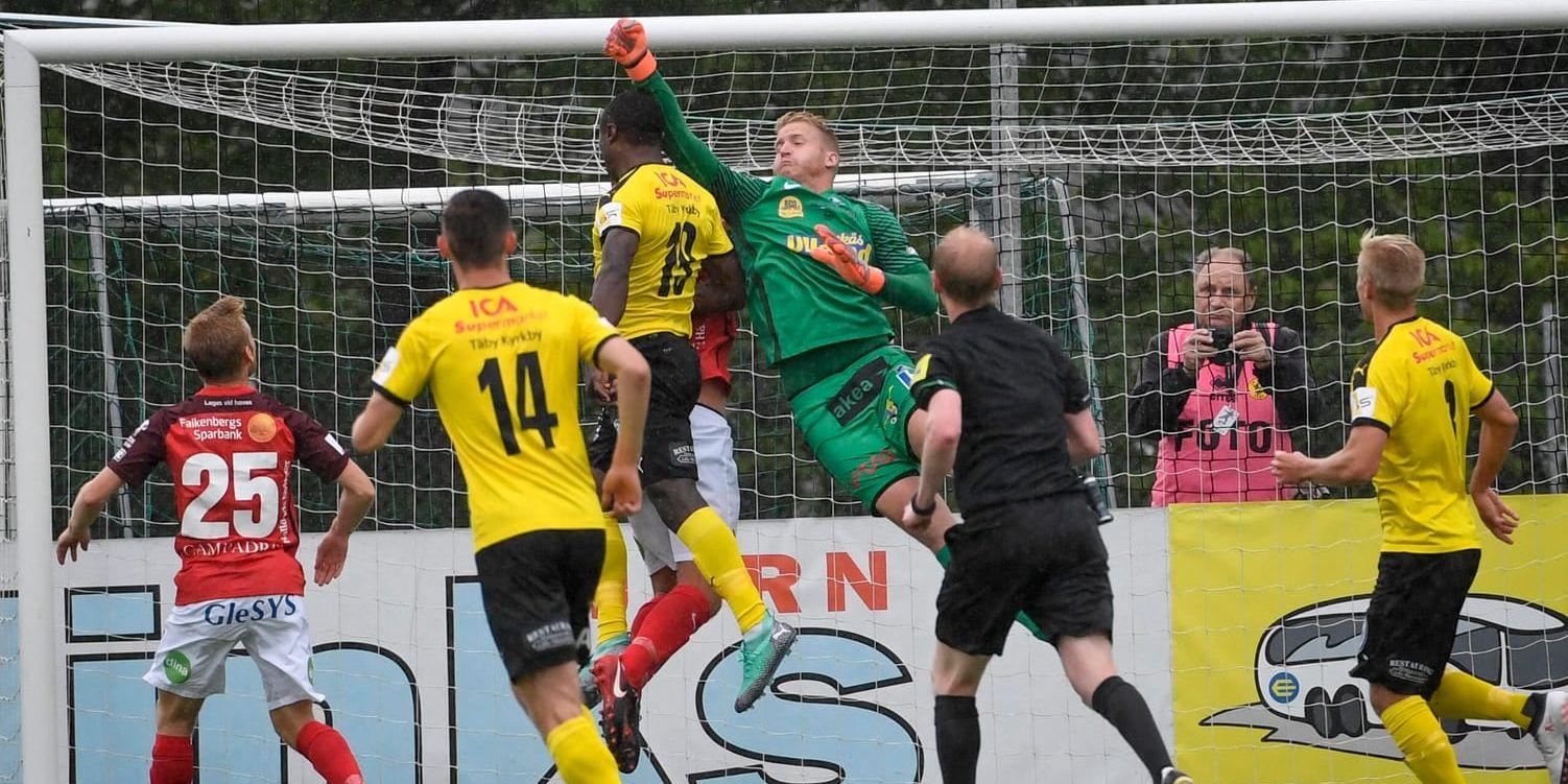 Falkenbergs målvakt Hampus Nilsson med en räddning. Han kunde dock inte stoppa Frej från att vinna söndagens match med 3–2.