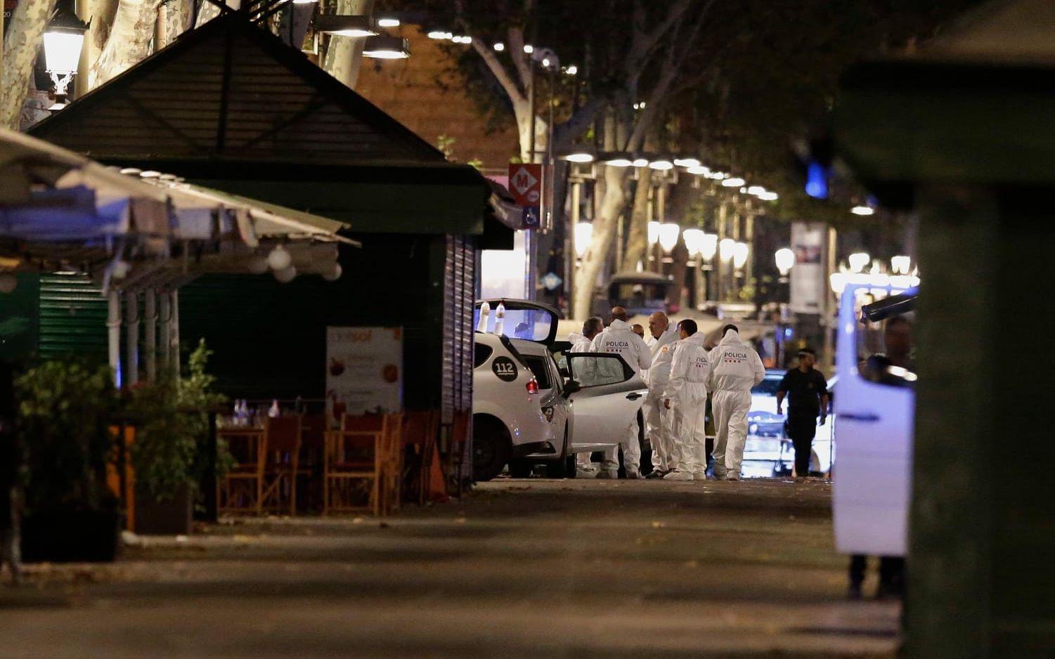 Polisen har under kvällen påbärjat en teknisk undersökning av den van som mejade ner fotgängare längs Las Ramblas. Bild: Manu Fernandez
