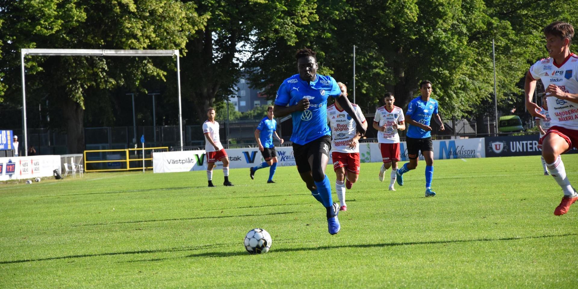 Alhassan ”Crespo” Haestad Kamara i sin comeback i Halmstads BK:s U21-match mot Halmia. Det kan bli den enda matchen som anfallaren gör i HBK-tröjan.