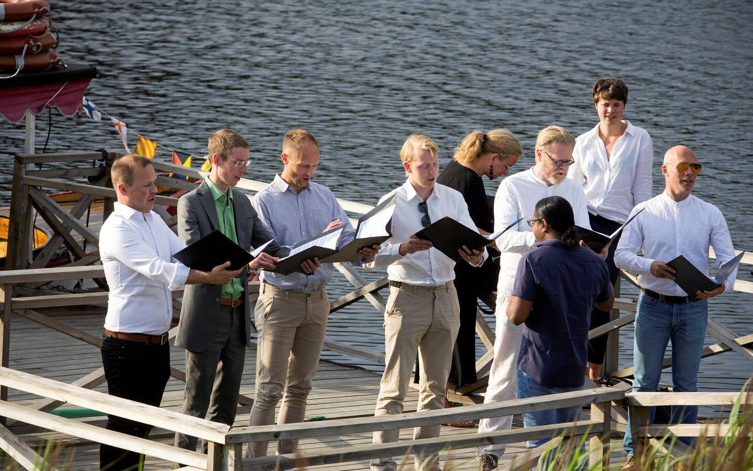 Skummeslövs musikdagar pågår söndag till söndag 1-8 juli. Körsången på bryggan gick av stapeln på lördagen.