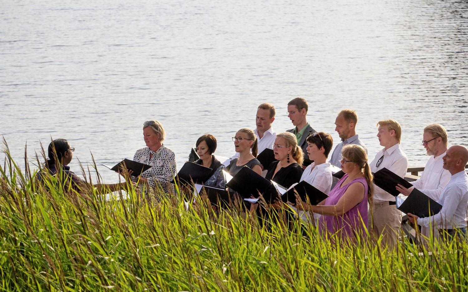 Konserten fick en pastoral inramning med Lagans blanka vatten som fond.