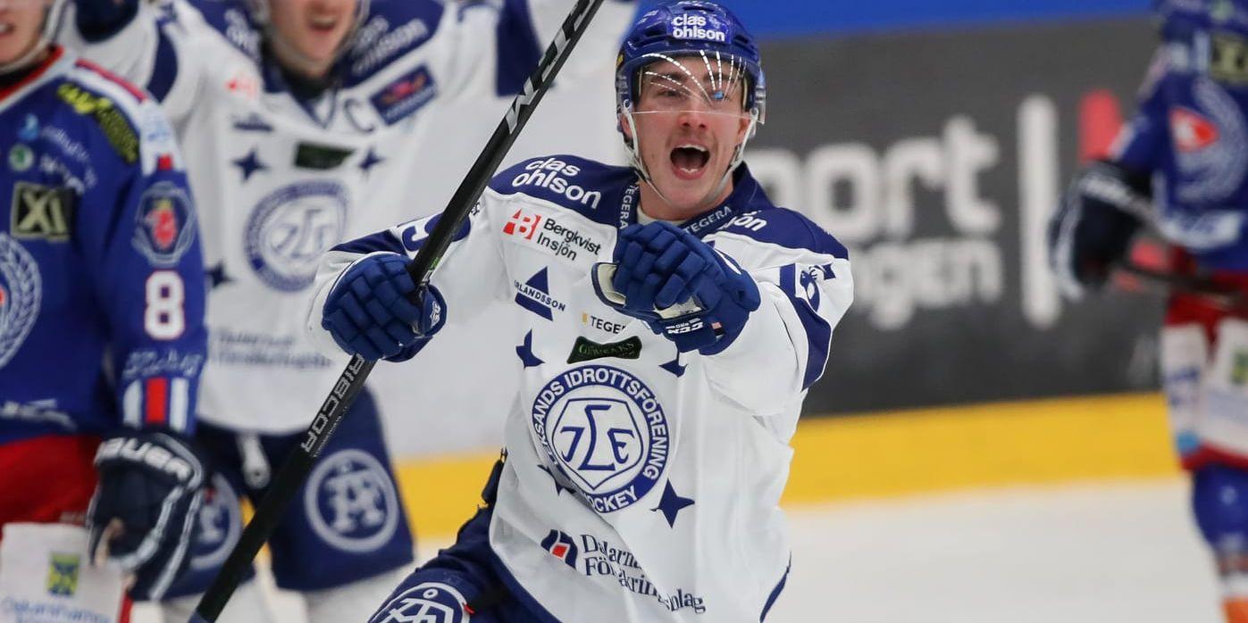 Tobias Forsberg i Leksand jublar över ett av många mål i onsdagens toppmöte mot Oskarshamn.