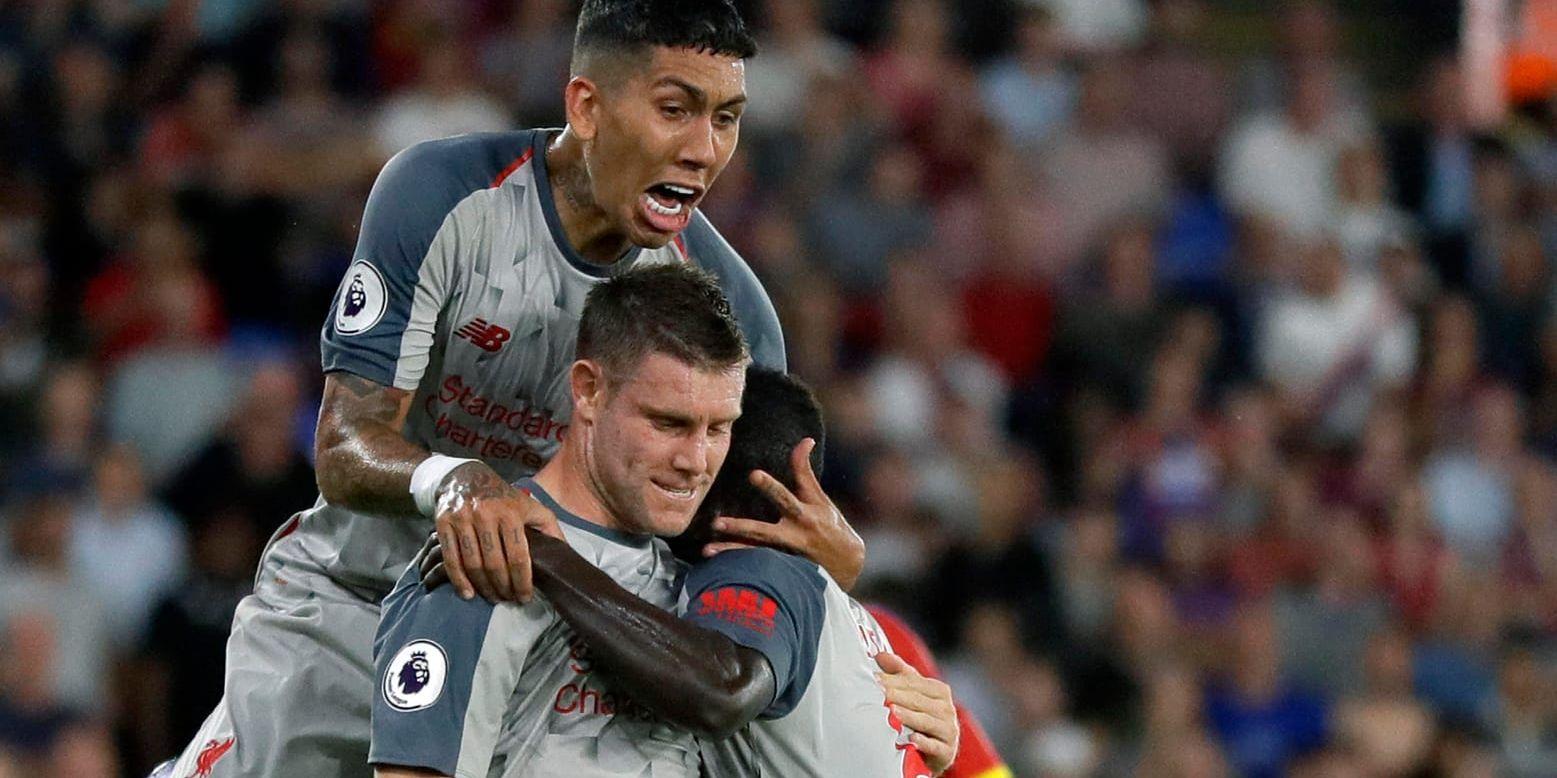 Liverpools James Milner, mitten, gratuleras av bland andra en jublande Roberto Firmino, vänster, efter sitt avgörande 1–0-mål borta mot Crystal Palace i Premier League.