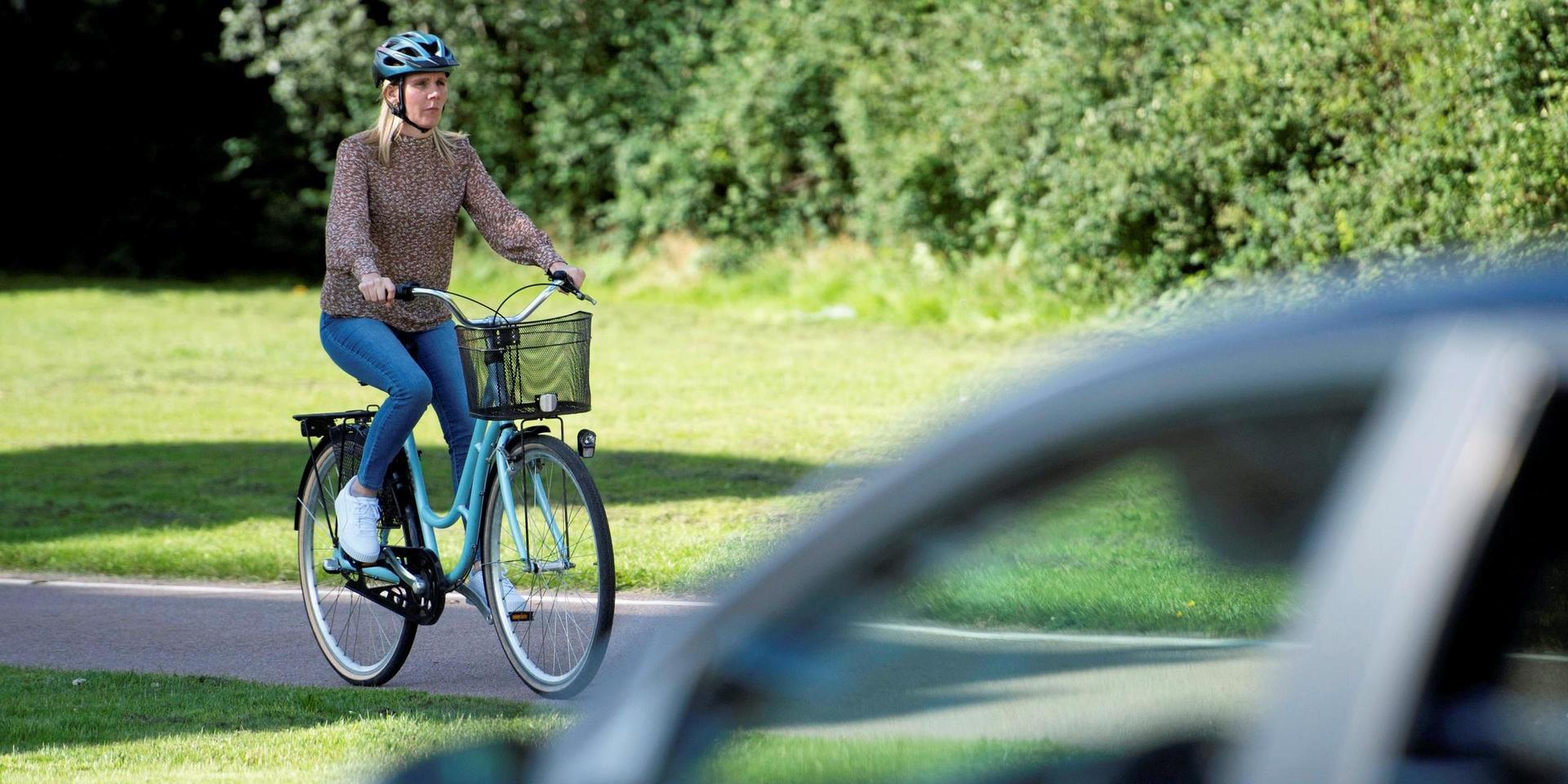 ”Den stora frågan är varför inte fler väljer cykeln. Det spelar ingen roll hur mycket cykelvägar vi bygger om vi inte har svar på det. Förmodligen är det en rad faktorer som spelar in och som vi måste fånga upp”, säger Desireé Sögaard, strateg på Region Hallands avdelning för samhällsplanering, som här föregår med gott exempel.