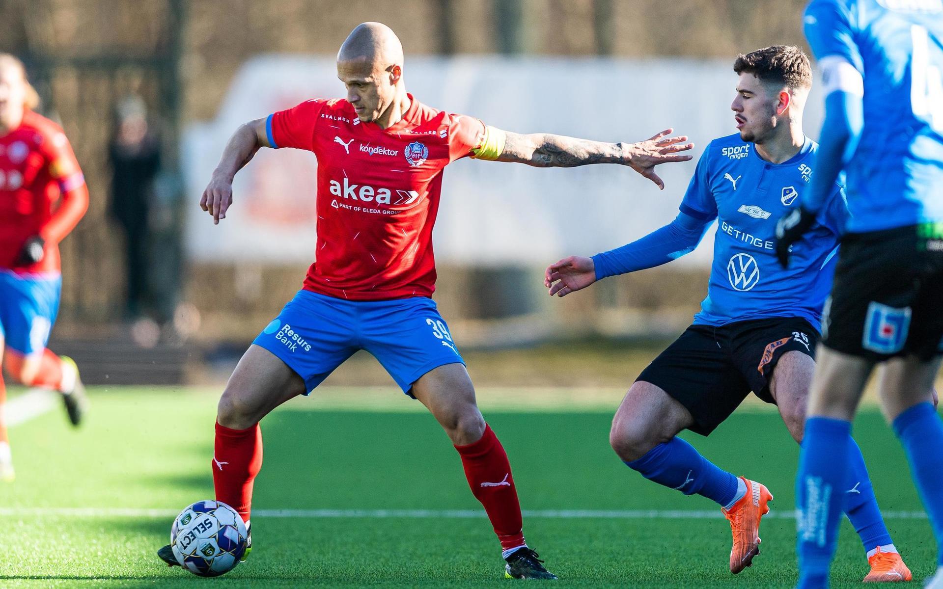 Edvin Kurtulus försöker ta bollen av Anthony van den Hurk.