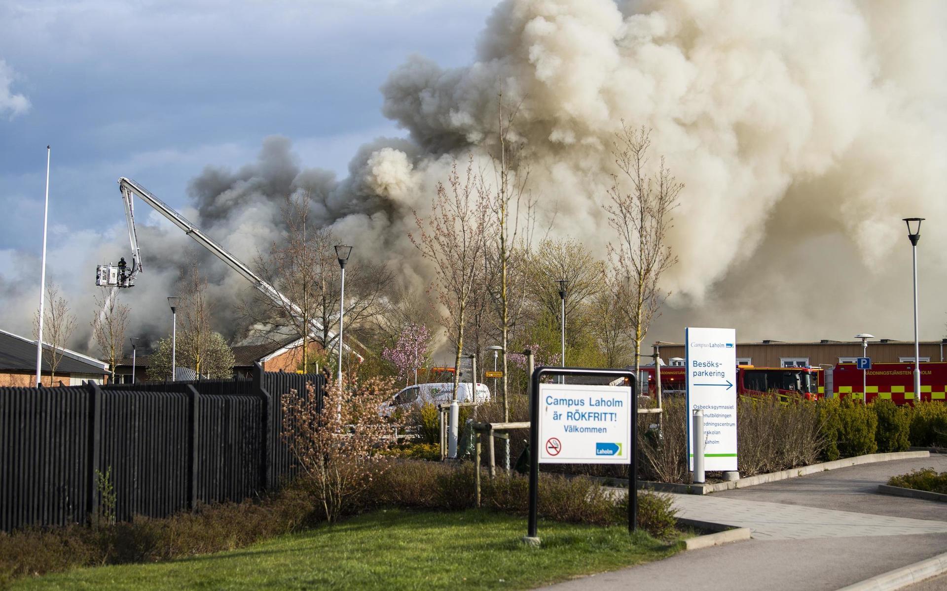 Stor skolbrand i LaholmLaholmVid 17.40 på söndagskvällen fick räddningstjänsten larm om en brand på Osbecksgymnasiet och Lagaholmsskolan i Laholm. Branden har varit omfattande och tolv brandkårsenheter har jobbat på platsen.