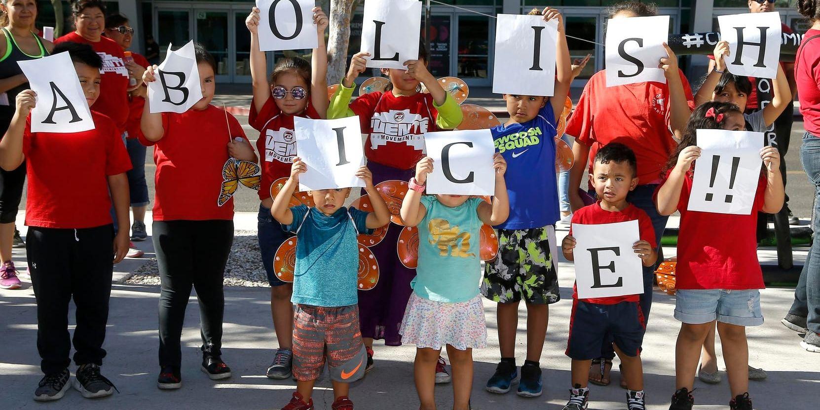 Protester mot Vita husets tuffa invandringspolitik i Phoenix, Arizona.