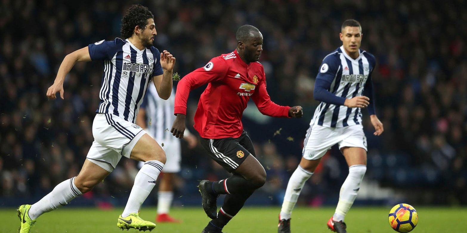 Ahmed Hegazi, här steget efter Manchester Uniteds Romelu Lukaku, och hans West Bromwich har nu spelat 16 matcher utan att vinna i Premier League.