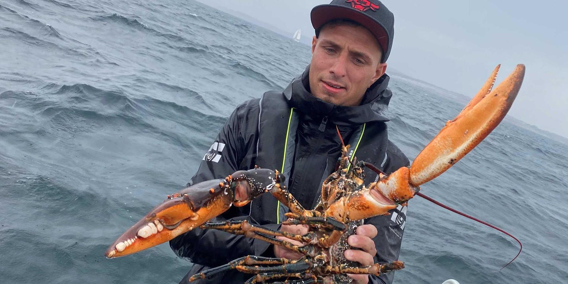 Daniel Annevik håller upp en jättehummer som fiskades upp utanför Hovenäset.