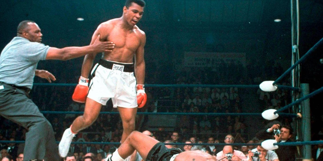 Muhammad Ali knockar Sonny Liston 1965. Arkivbild.