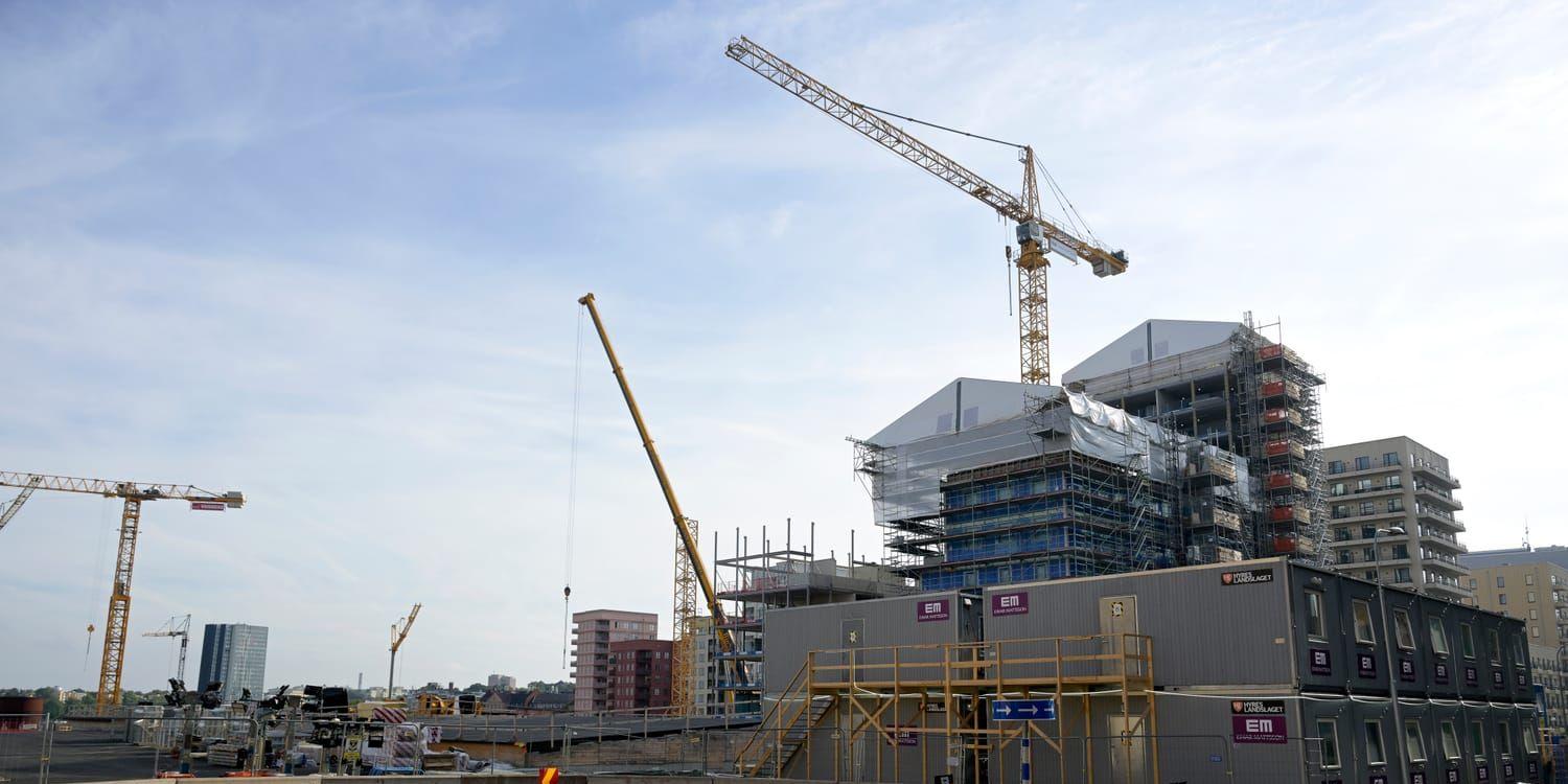 Långsamt. Det kommunala planmonopolet leder inte sällan till att byggprojekt drar ut på tiden och kostnaderna ökar.