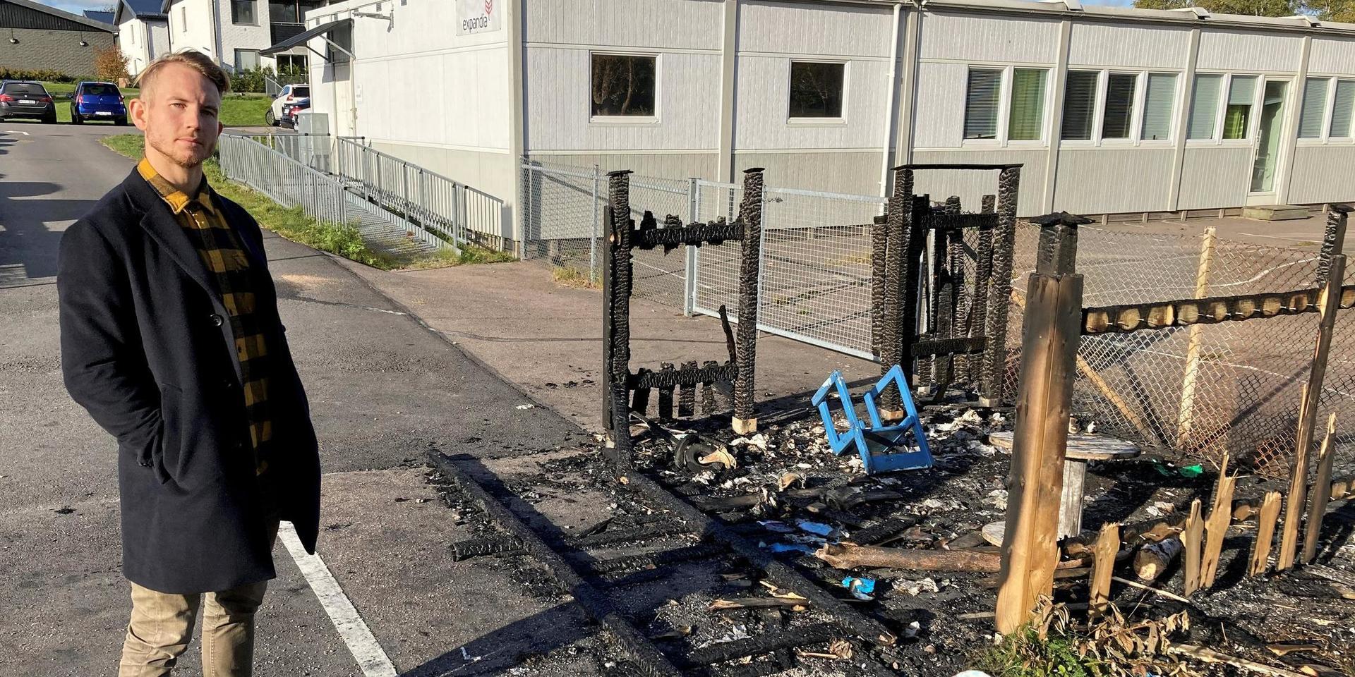 Charlie Karlsson konstaterar att den som i fredags kväll anlade branden vid återvinningsstationen intill Strandvallens förskola nog kunde agera ganska ostört i mörket.