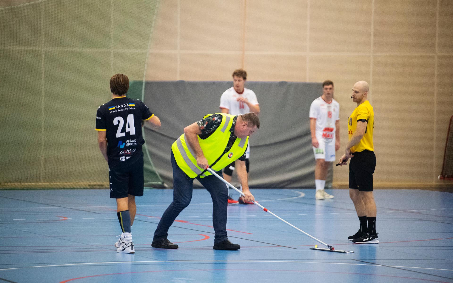 När SD:s förre listetta Fabio Ishaq pratat om att det behövs en storstädning inom SD Halmstad, har han bland annat syftat på den dömde Rickard Petersson – som här svabbar golvet under en handbollsmatch.