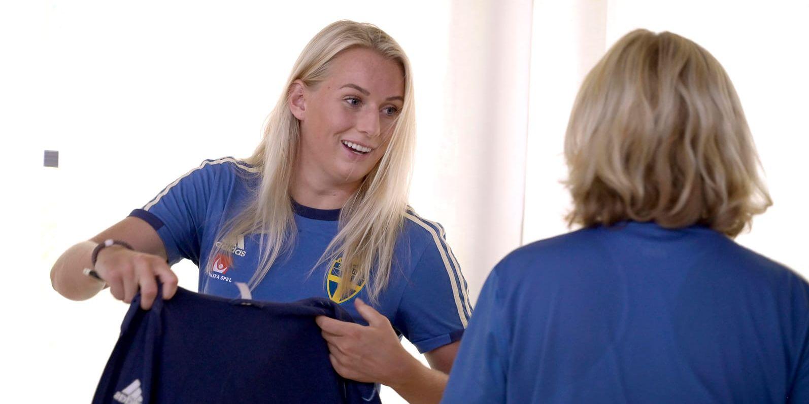 Stina Blackstenius under Sveriges pressträff i Paris, dagen efter segern i VM-åttondelsfinalen mot Kanada. På tisdagen åkte fotbollslandslaget vidare till Rennes, för lördagens kvartsfinal mot Tyskland.