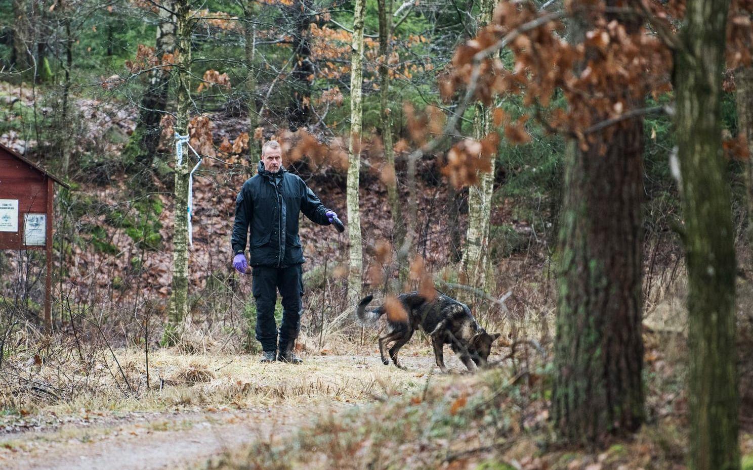 Polisens tekniker hittade bland en oavlossad patron på mordplatsen, men det gick inte att avgöra vem av de misstänkta tvillingarna som hade satt sitt fingeravtryck på den.