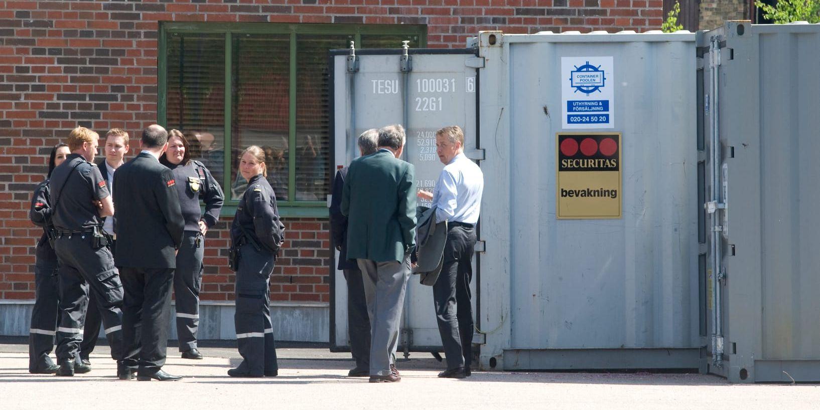 Eftersom flera av de inblandade uppgett att de blivit hotade med vad som skulle hända om de berättade sanningen skedde all inpassering genom en container med säkerhetsvakter.