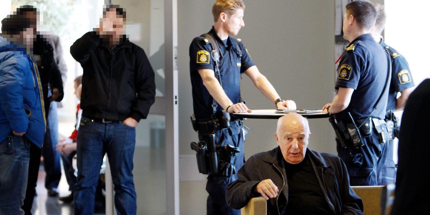 Advokat Leif Silbersky lyckades få vd:n för Charkas assistans AB friad från 18 åtalspunkter. Den åtalade dömdes bara till fängelse i ett år och fyra månader.