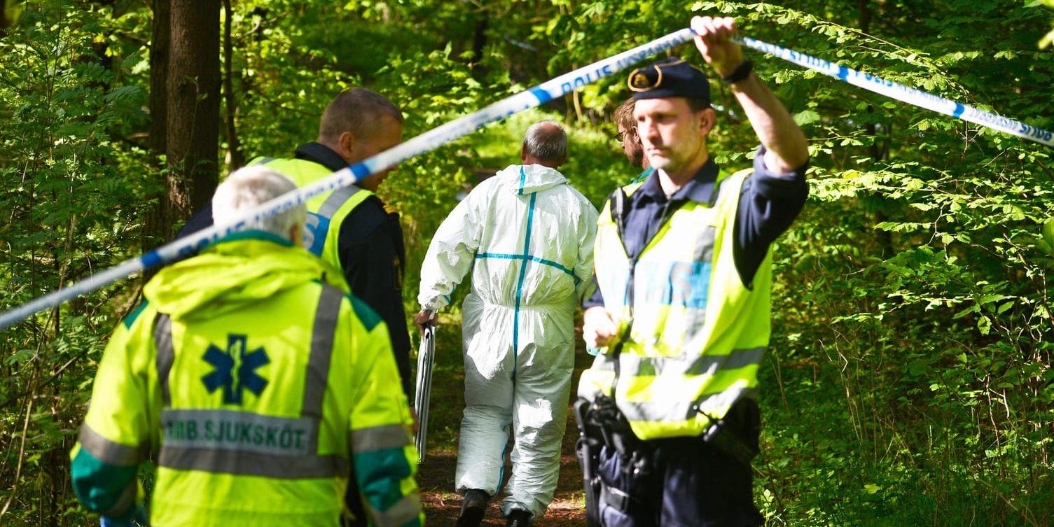 Räddningstjänsten och polisen fick larmet som en drunkningsolycka när en tonåring hittats död i en bäckfåra på Frennarp. Polisen misstänkte initialt inget brott, men sedan framkom uppgifter som gjorde att en mordutredning inleddes.