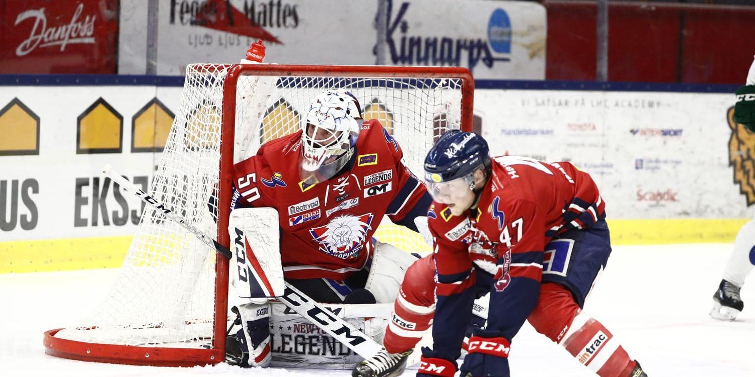 Linköpingsmålvakten Jonas Gustavsson både räddade målchanser och svarade för en målpassning i matchen mot Färjestad.