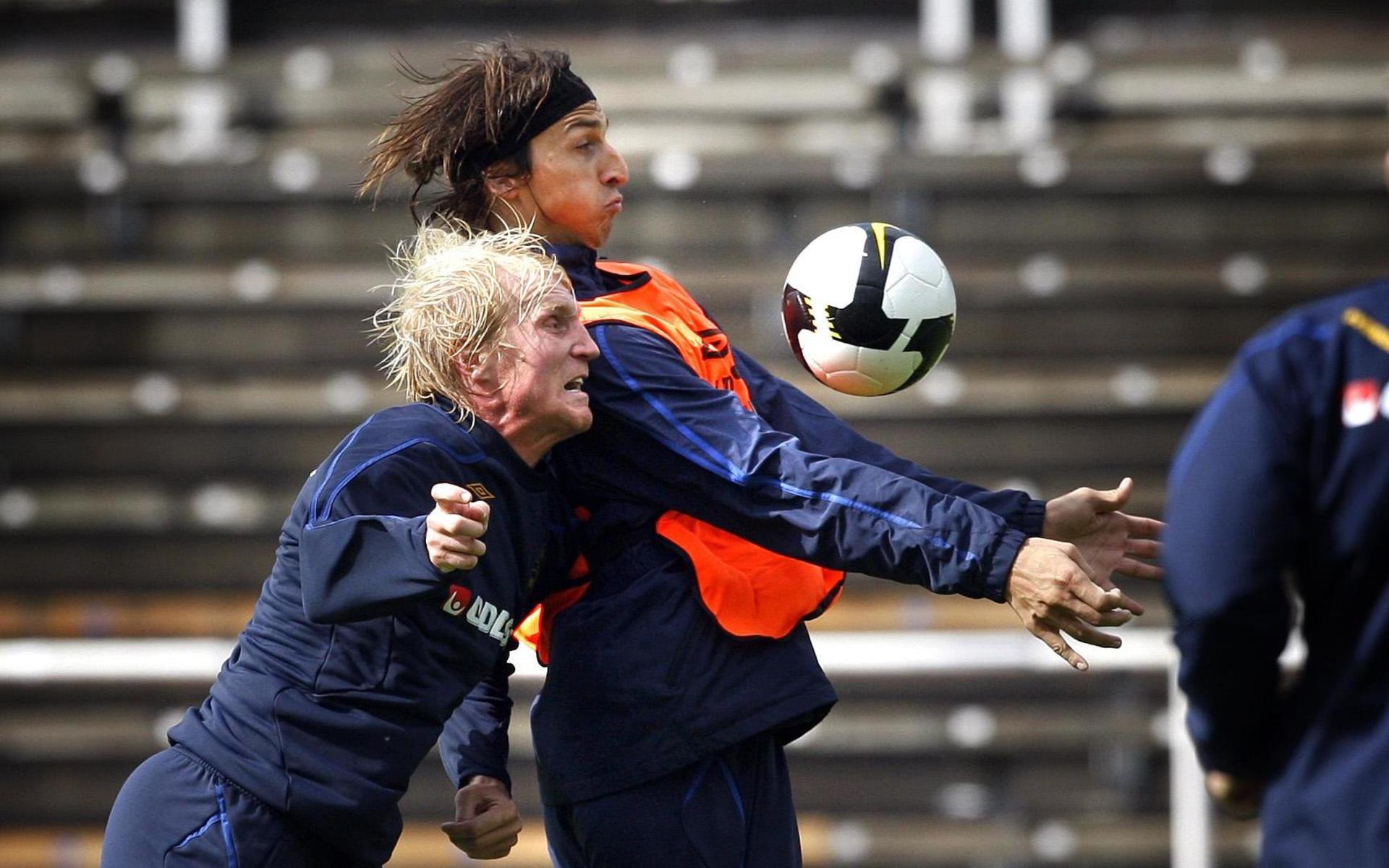 Petter Hansson och Zlatan Ibrahimovic i duell på landslagsträningen.