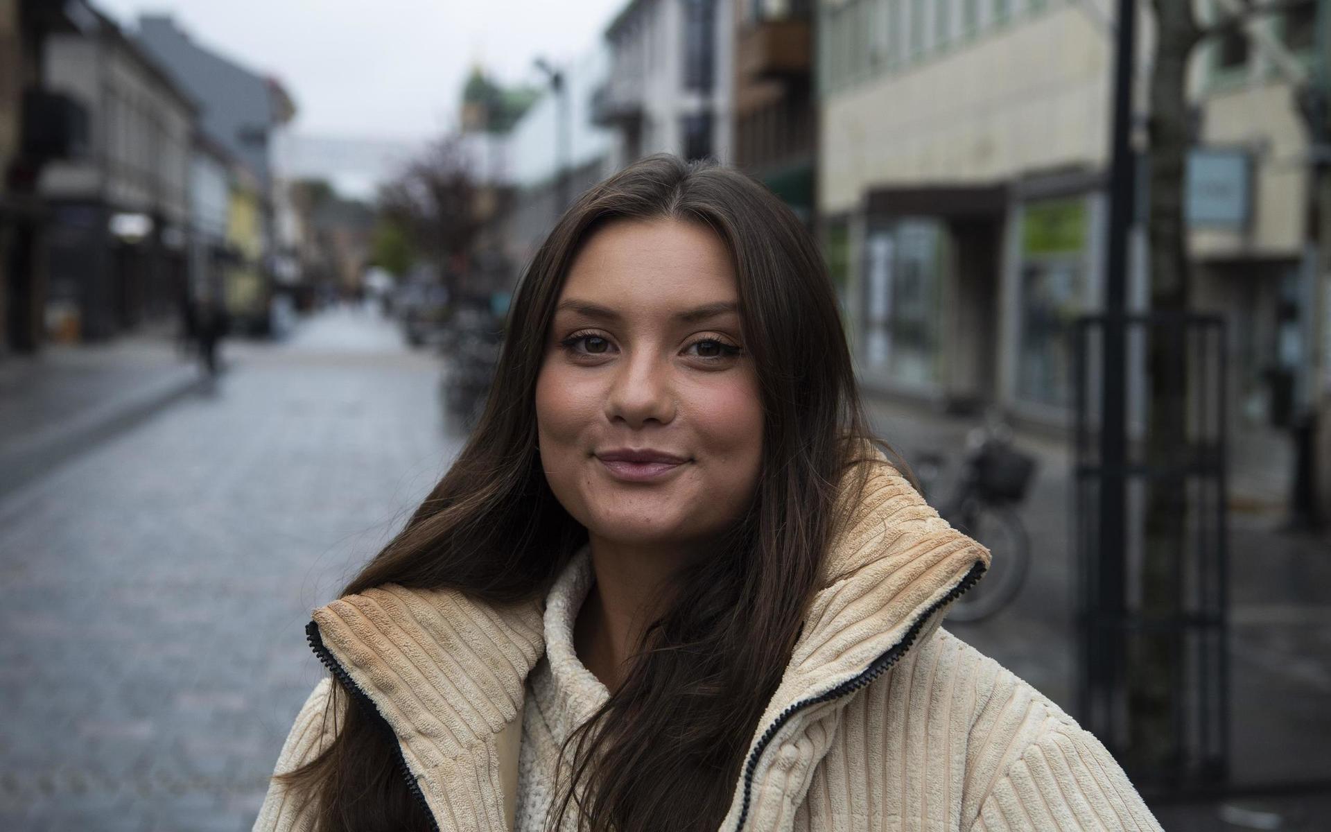 Amanda Bredmar:– Ja, jag tror att det kan avhålla en del från att hitta på dumma saker. Som ung tjej skulle jag känna mig tryggare på kvällstid i stan om jag visste att platsen var övervakad. Fast helst skulle det vara kameror överallt, som i England.