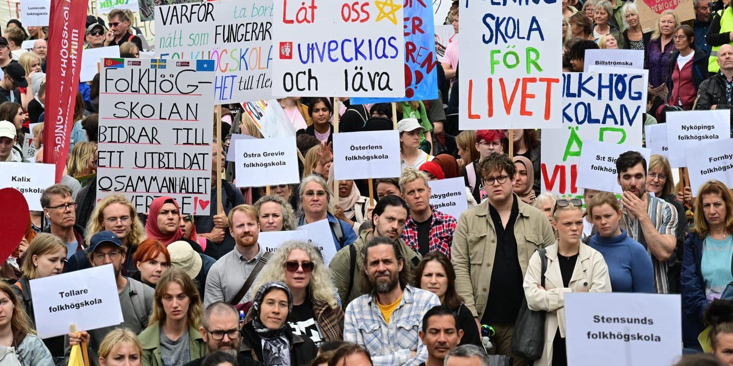 ”I dag möjliggör folkhögskolorna utbildningsvägar för den som behöver ta igen tidigare missade kunskaper eller byta riktning i livet.” 