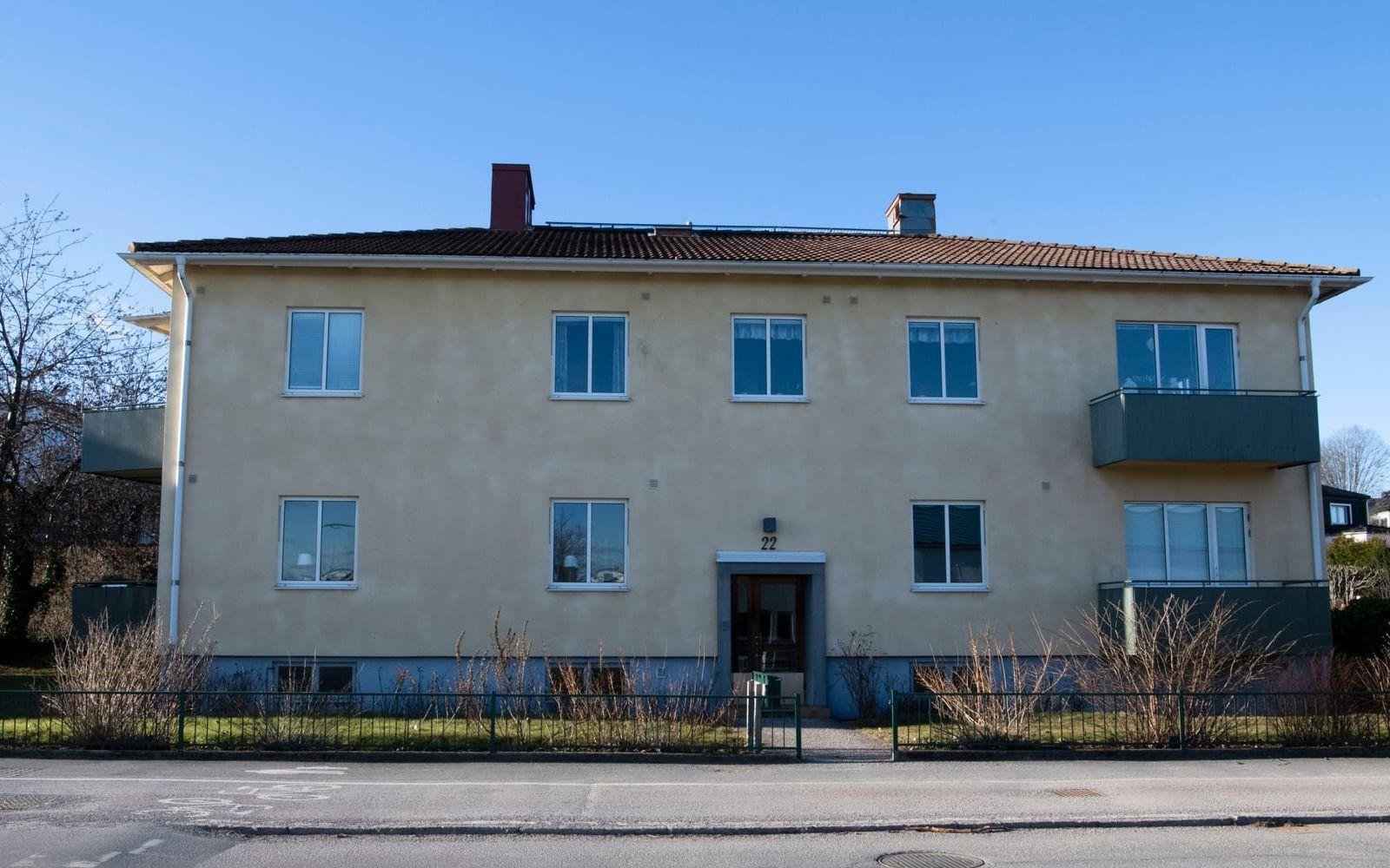 På Söndrumsvägen ska HFAB sälja det här huset med fyra lägenheter byggda 1948. Huset ligger på Rotorpssidan av Järnvägsleden.