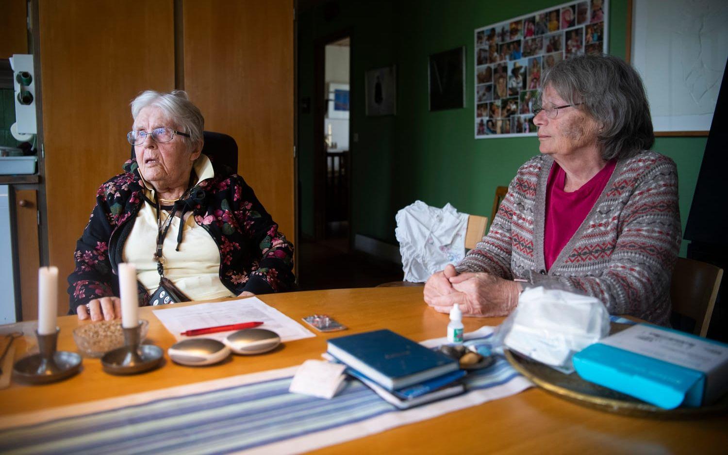 Maria Berglund, som har hemtjänst, och hennes väninna Anna Blomqvist, tycker att det har blivit mer omständligt att handla mat sedan e-handel infördes.