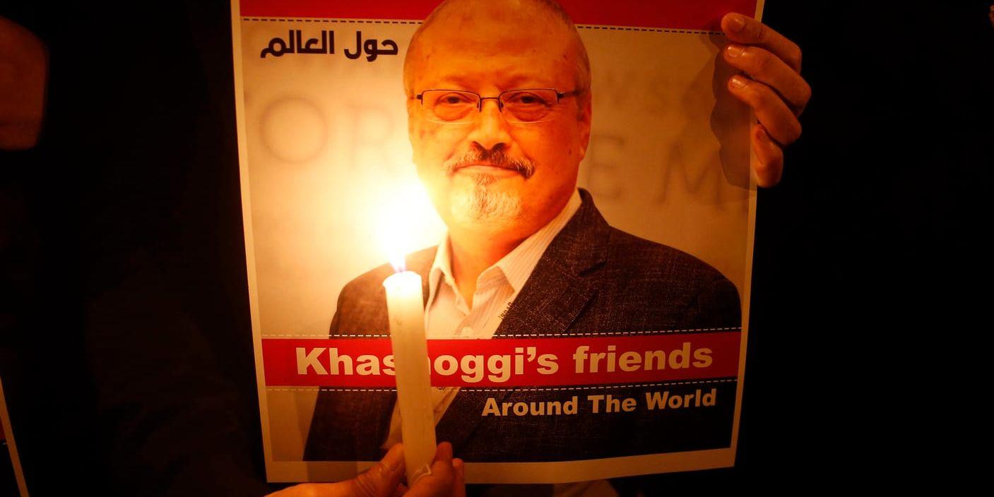 En bild på den mördade saudiske journalisten Jamal Khashoggi hålls upp under en minnesstund för honom utanför det saudiska konsulatet i Istanbul i oktober i fjol. Arkivblid.