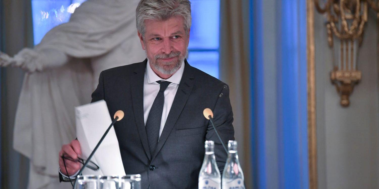 Svenska Akademien delar ut sitt nordiska pris till den norska författaren Karl Ove Knausgård vid en ceremoni i börssalen.