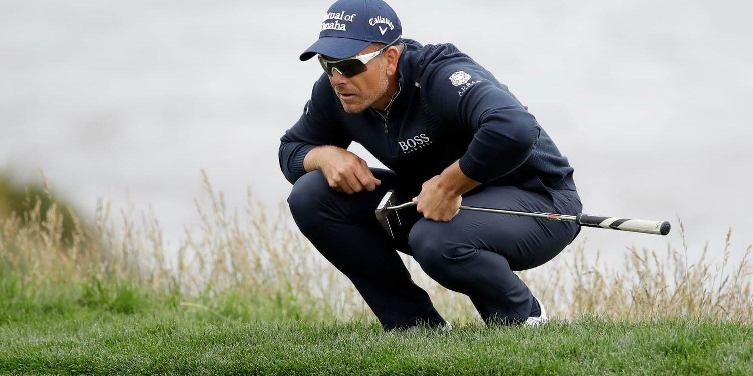 Henrik Stenson fick en bra start på US Open. Här förbereder han sig för en putt på det åttonde hålet på Pebble Beach.