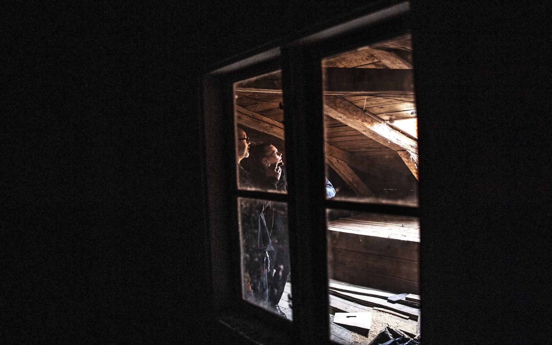 Högst upp på vinden skiner solen in. Varken Boel Melin eller  Kenneth Hallberg kan dra sig till minnes några spökhistorier, trots att huset stått övergivet. Däremot är de rörande överens om att det finns vissa utrymmen som man knappast vill spendera en längre tid i.