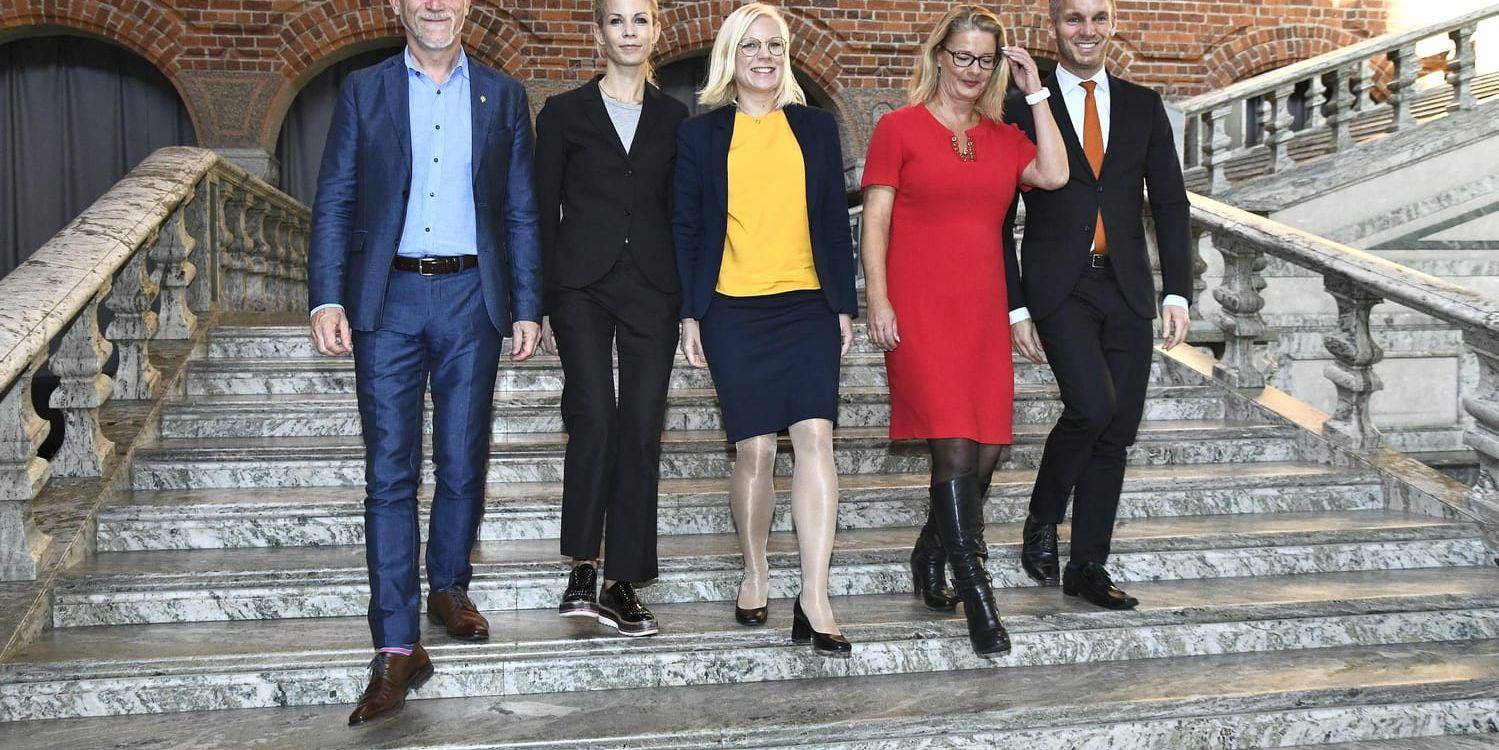 Miljöpartiets Daniel Helldén, Moderaternas Anna König Jerlmyr, Centerpartiets Karin Ernlund, Liberalernas Lotta Edholm och Kristdemokraternas Erik Slottner. Partiföreträdarna ska styra Stockholms stad tillsammans under de kommande fyra åren.