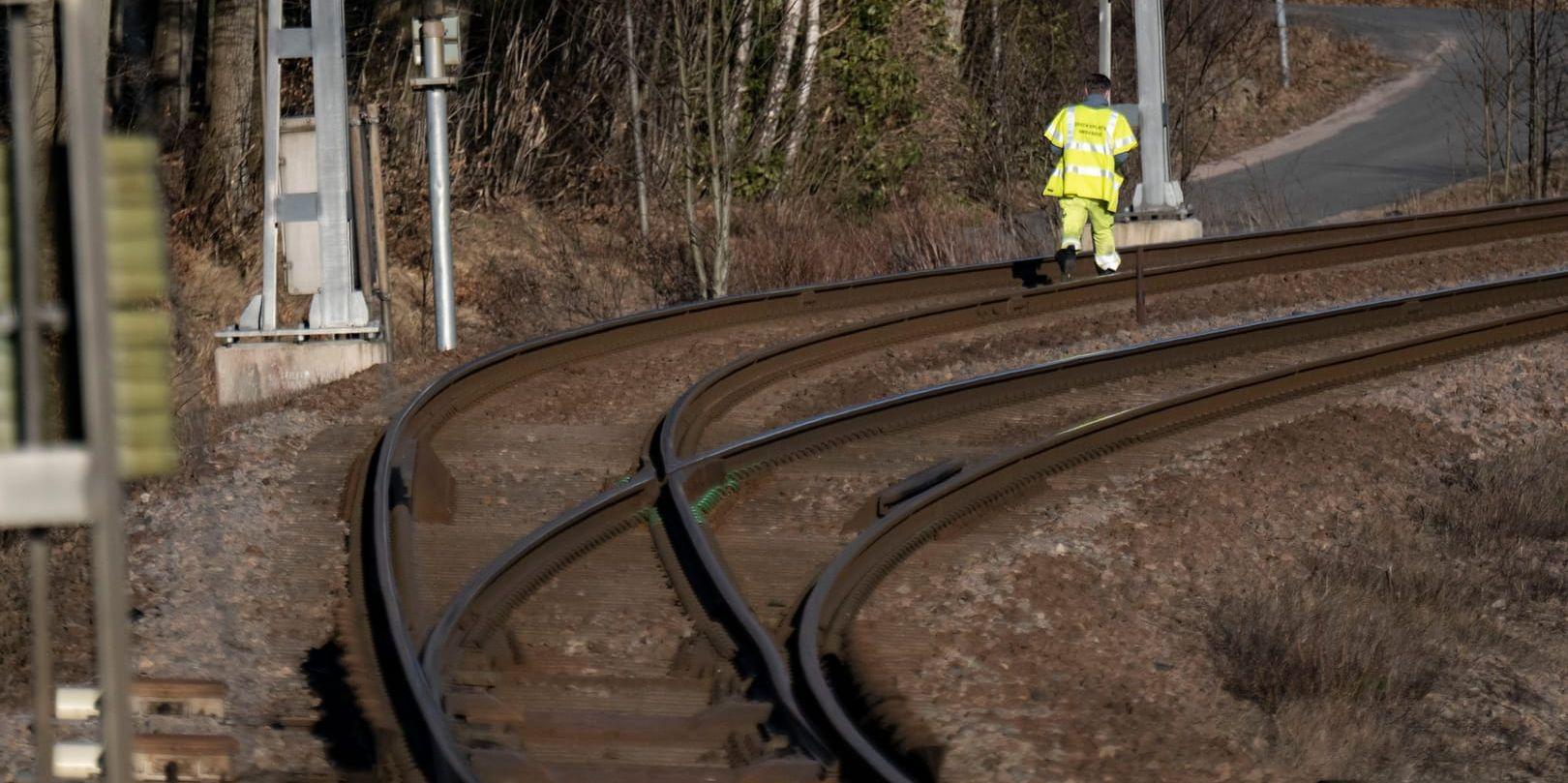 Annorlunda. Under den tid stora delar av det svenska järnvägsnätet lades ut hade arbetare betydligt hårdare villkor än i dag.