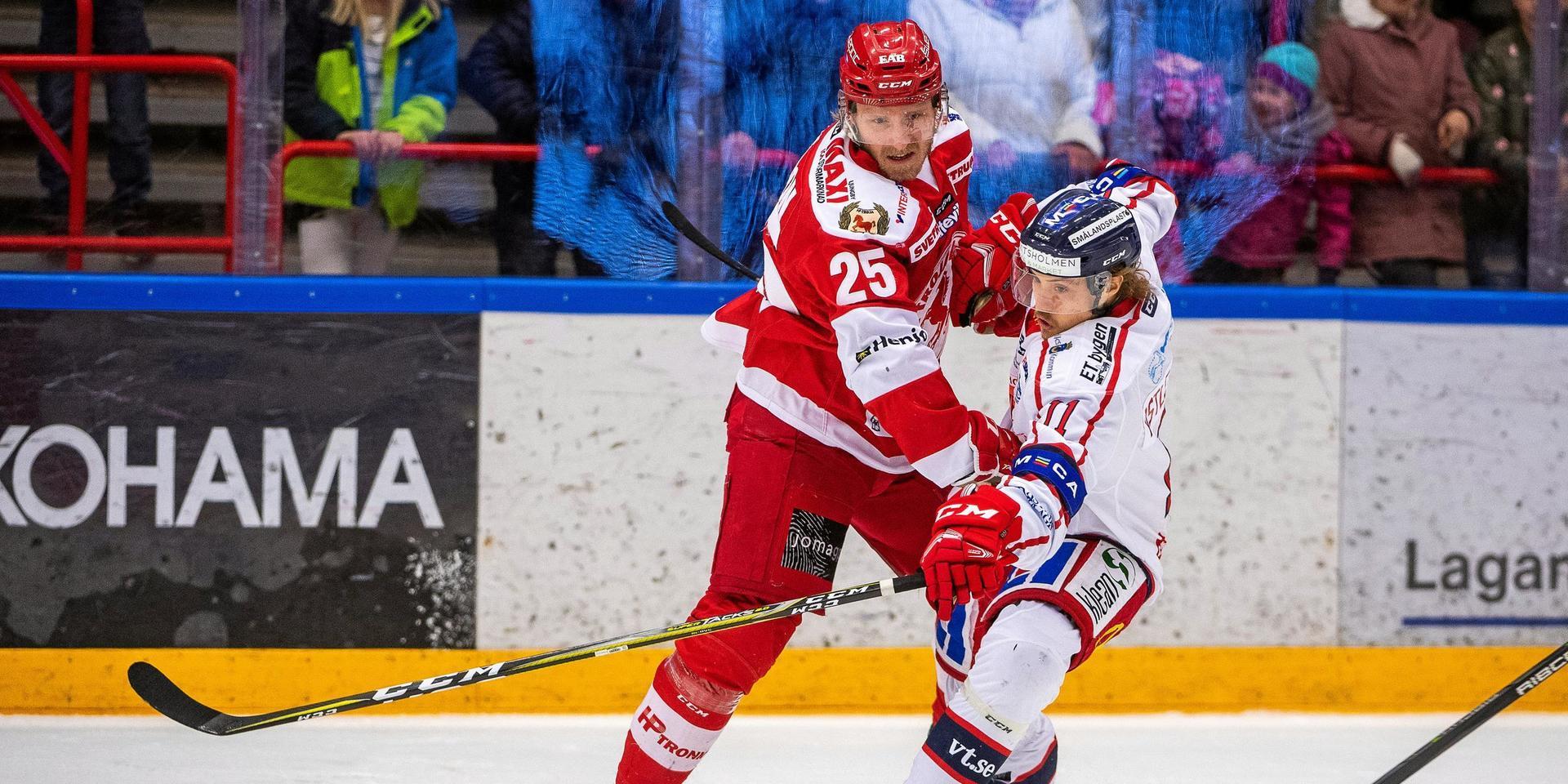 Västerviks André Astley Rydberg och Trojas Mattias Åkesson under matchen i Kvalserien till Hockeyallsvenskan mellan Troja Ljungby och Västervik