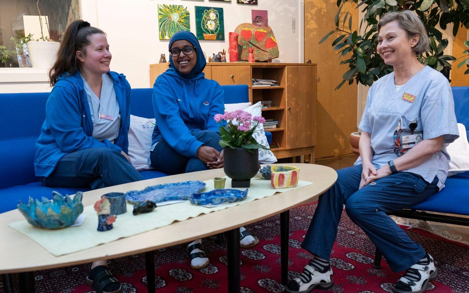 Nina Dahlberg, Muna Ibrahim och Kirsi Koste jobbar alla på Slottsparkens äldreboende och vittnar om att inomhusmiljön inte alltid är den bästa.