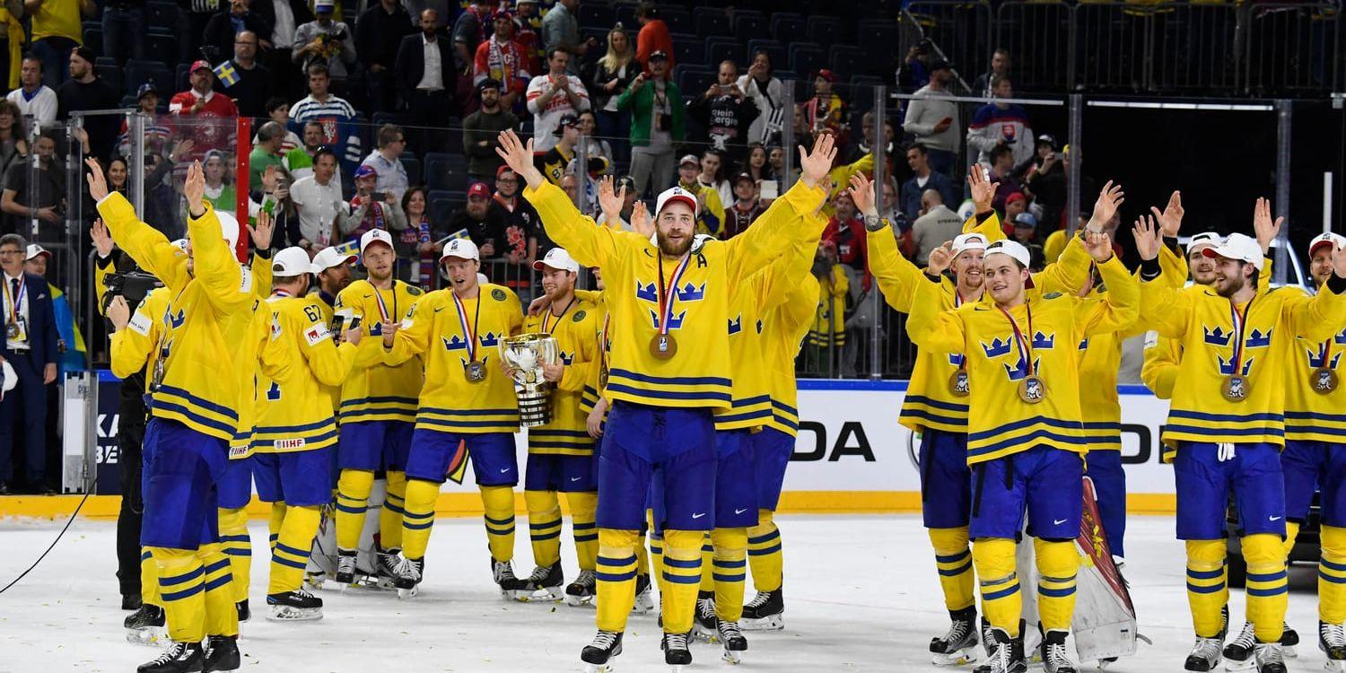 Tre Kronor jublar efter VM-guldet i fjol. Då spelade 19 NHL-spelare i laget, i år tror förbundskaptenen Rikard Grönborg på runt 15.