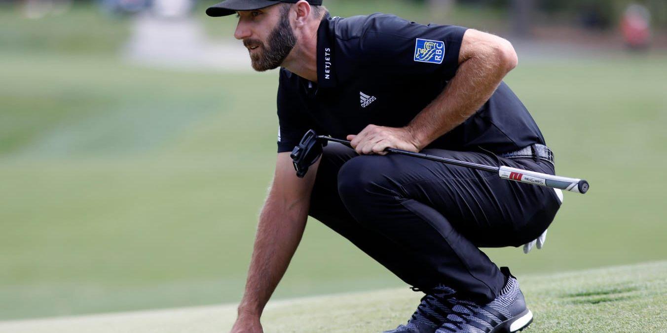 Dustin Johnson försöker läsa greenen på det sjätte hålet under söndagens runda.