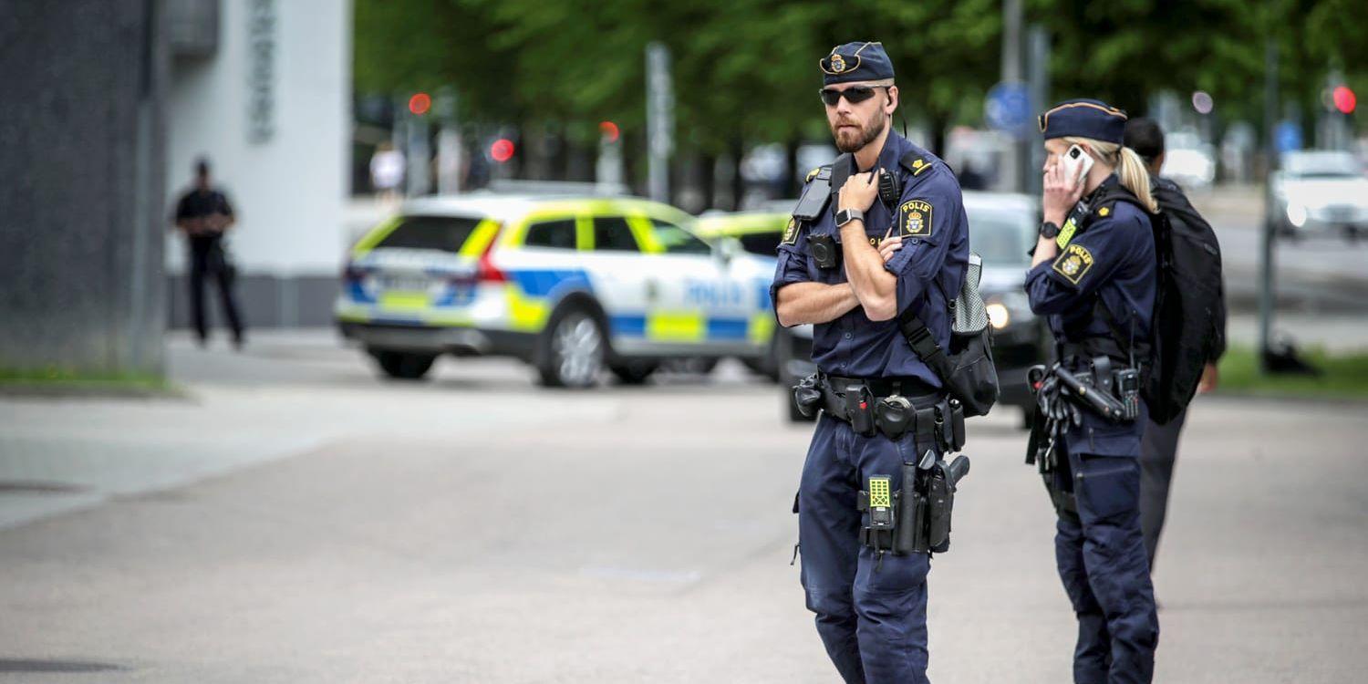 ”Polisen behöver fortsätta byggas ut så att Sverige på sikt når det europeiska snittet. Det innebär 5 000 nya poliser till 2024 och ytterligare minst 5 000 poliser till 2029.”