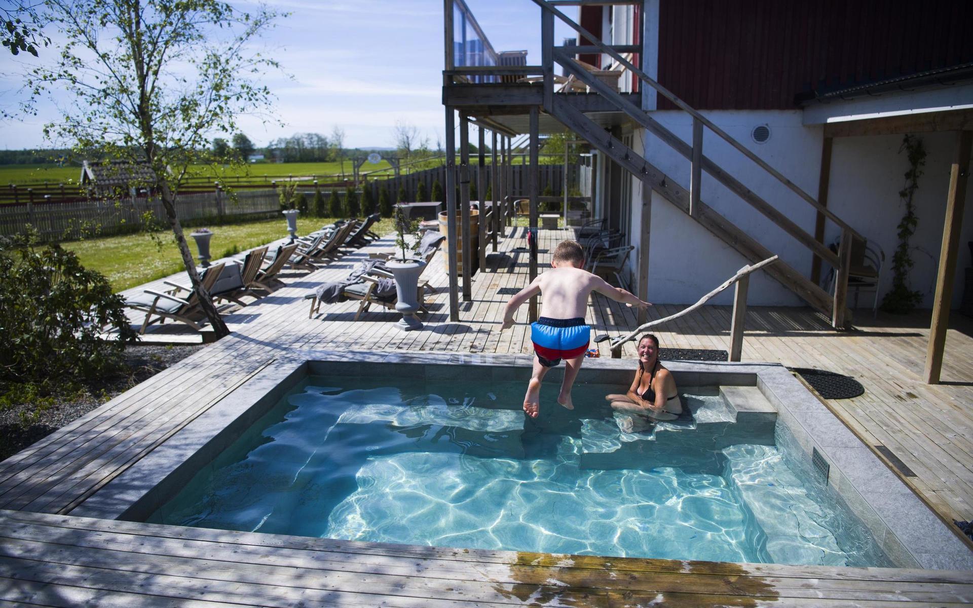 Charlie Linder trivs i poolen och hans mamma Linda Linder gonade sig också. Eftersom de båda hade härliga dagar vill hon gärna återkomma. 