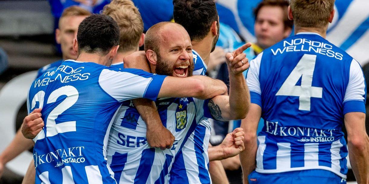 Blåvit glädje runt målskytten Robin Söder efter IFK Göteborgs segermål i sista tilläggsminuten i derbyt mot Häcken.