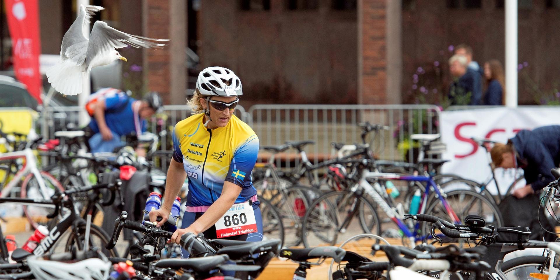 Tävlare i Halmstad Triathlon under 2016. Vanligtvis hålls loppet veckan efter midsommar, men coronapandemin har gjort att årets tävling genomförs virtuellt.