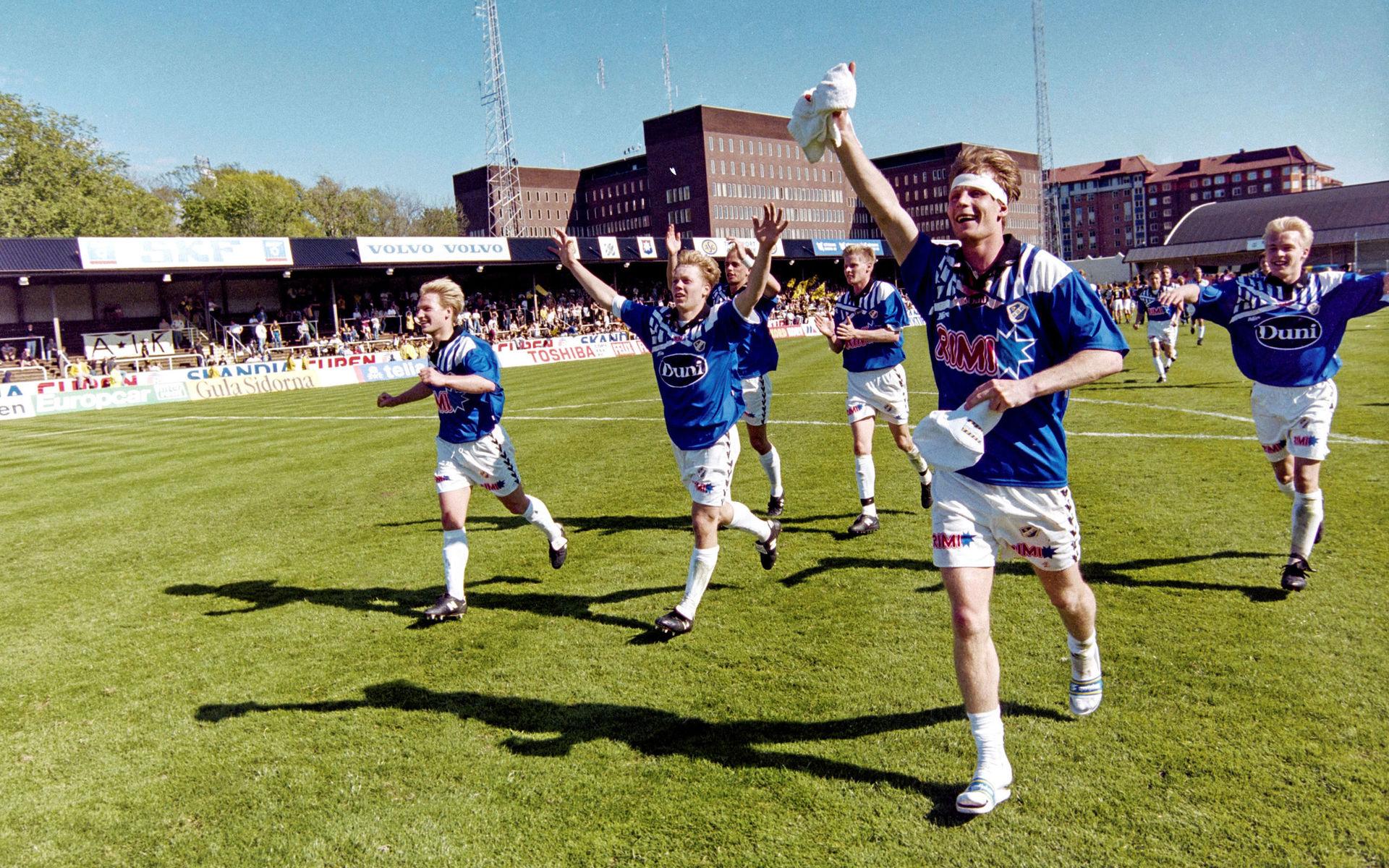 950525 Fotboll, Skandiacupen, Halmstad - AIK: Jesper Mattsson och Halmstad jublar efter segern.© Bildbyrån - 18790