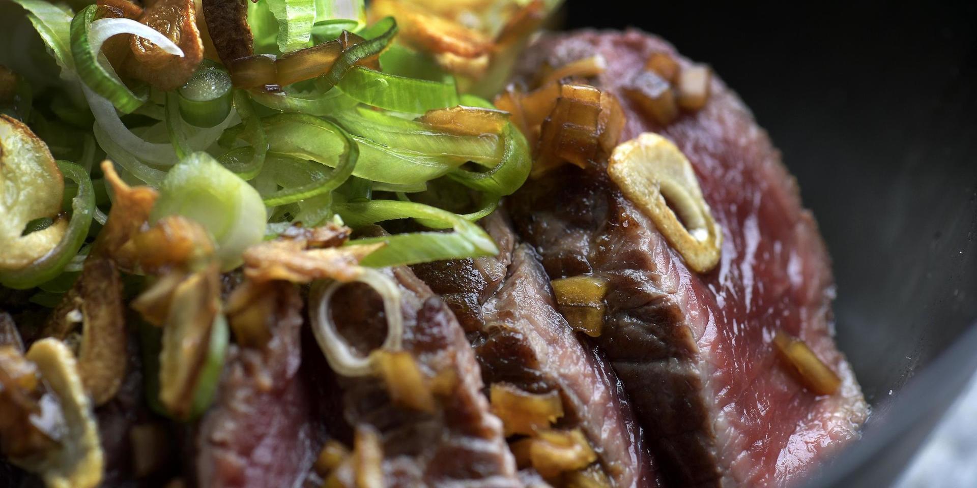 Beef tataki är hastigt stekt ryggbiff med läcker sås av soja och sake.