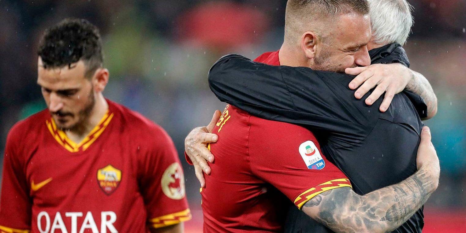 Daniele De Rossi kramar tränaren Claudio Ranieri efter söndagens match.